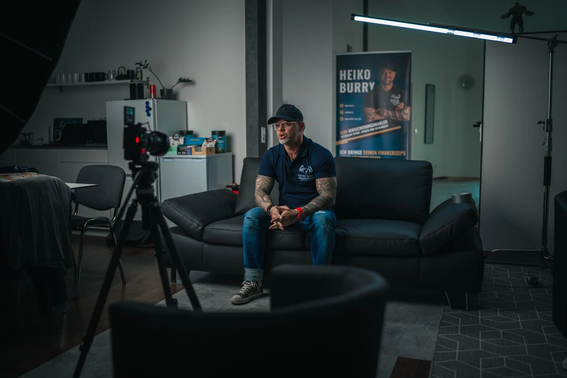 Heiko Burry im Interview auf dem Sofa, ausgeleuchtetes Kino-Setup