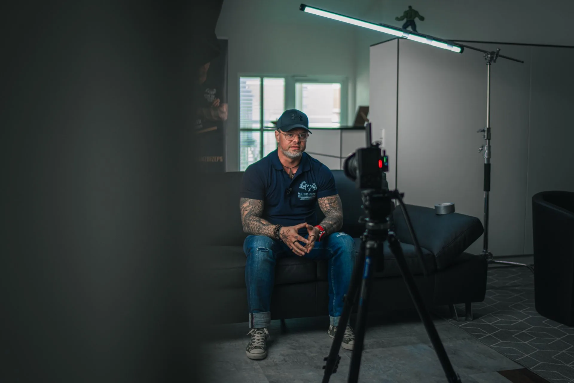 Interview-Setup im Studio: Kamera, Licht und Kunde auf dem Sofa