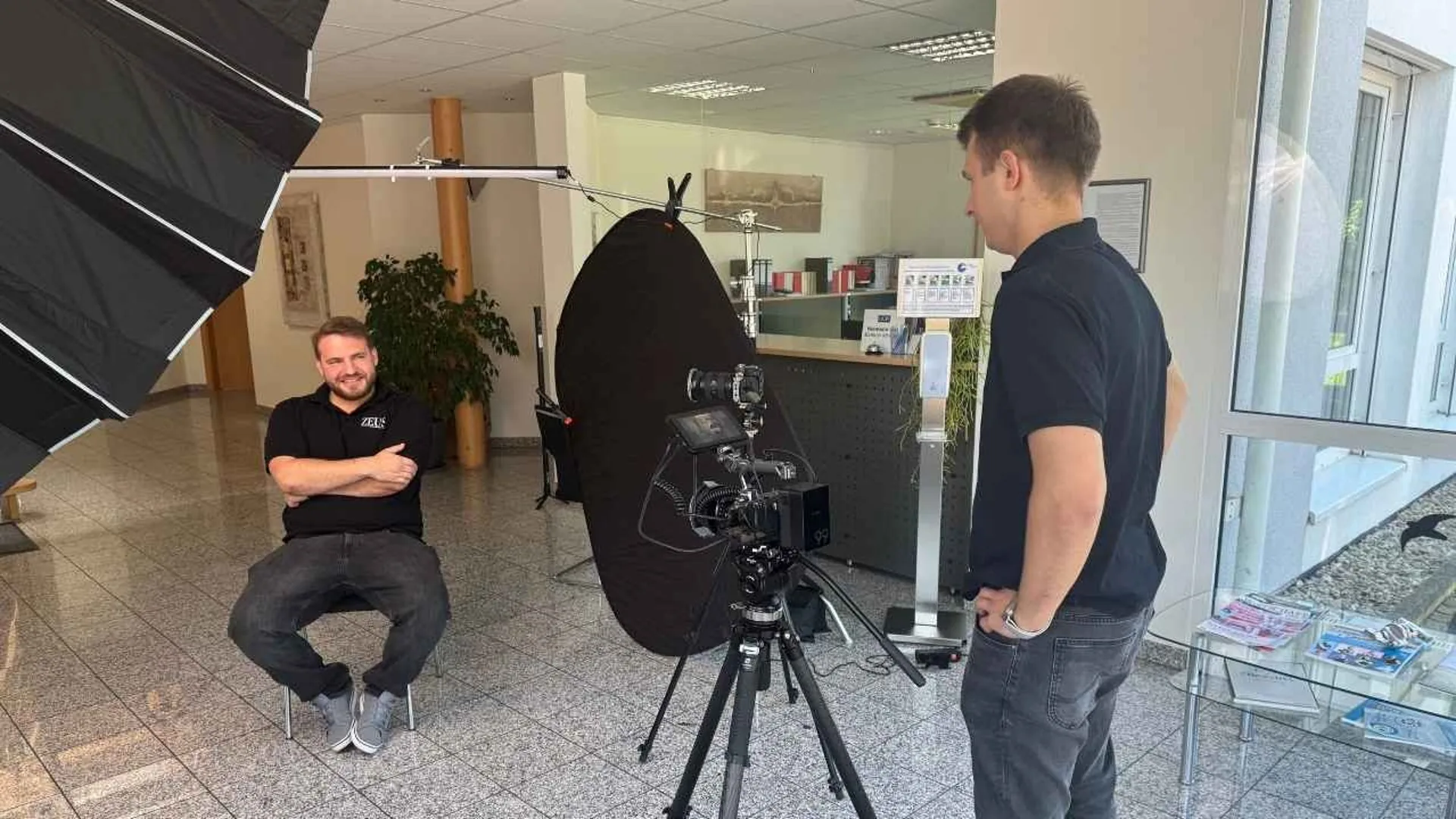 Foto-Shooting mit Lichtaufbau in der Lobby eines Kunden