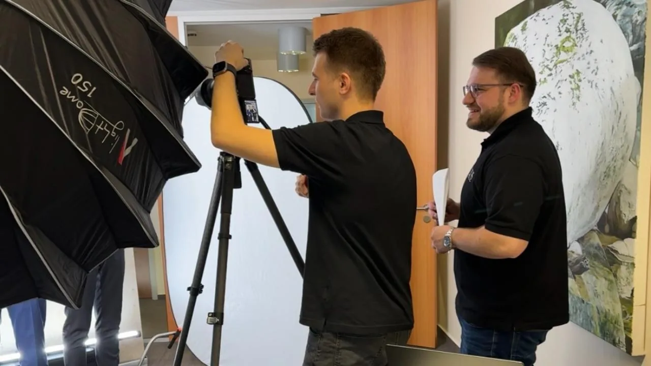 Blick hinter die Kulissen: Kamera- und Licht-Setup der Zeus-Medienproduktion