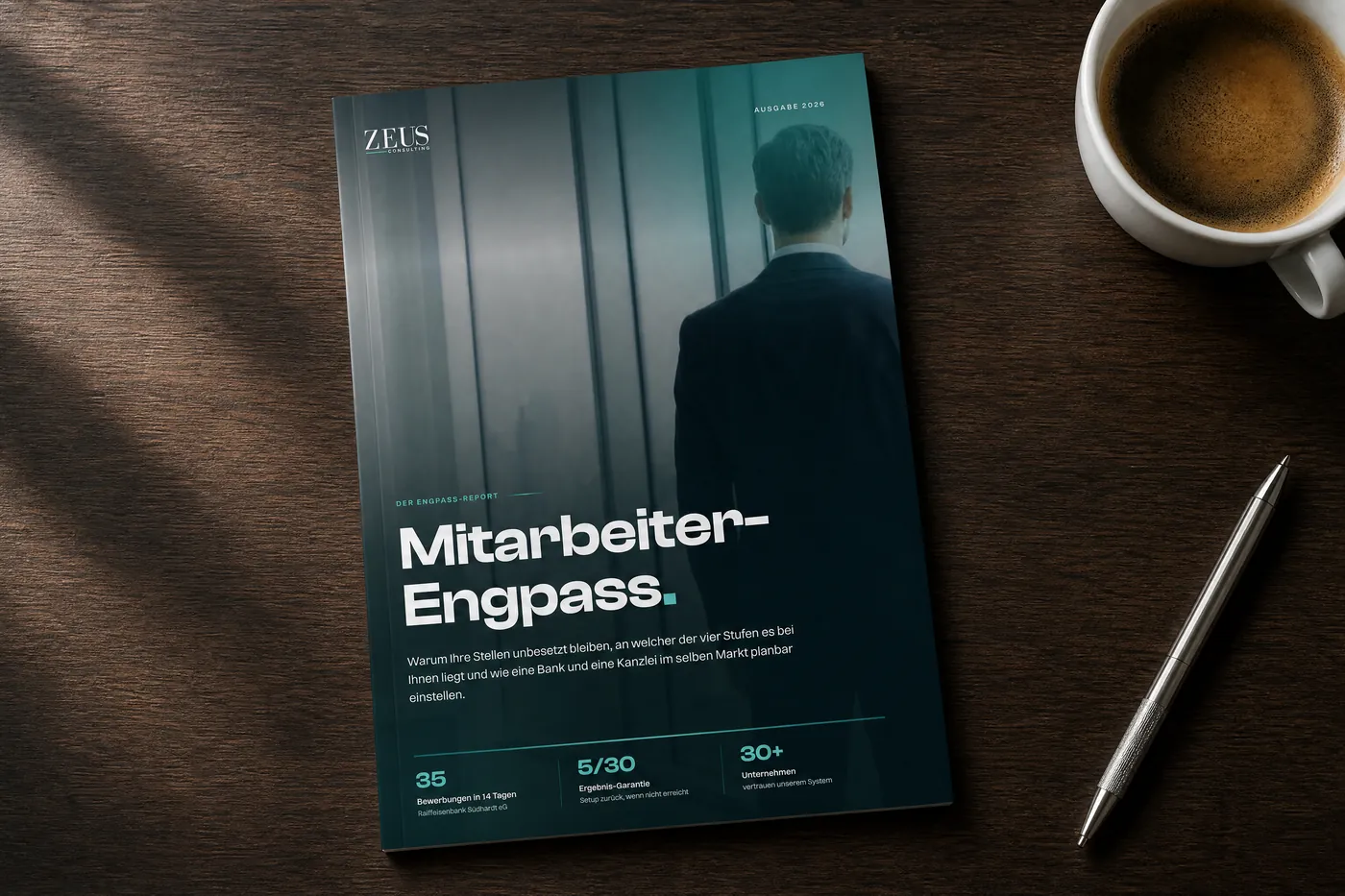 Der gedruckte Engpass-Report 2026 auf einem Schreibtisch, daneben Kaffee und Stift